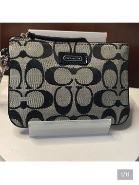 Coach  wristlet  pouch  signature canvas/black patent and smooth leather excelle